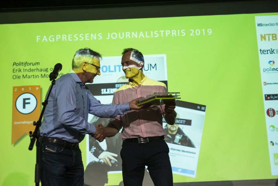 Fagpressens journalistpris 2019 går til redaktør Ole Martin Mortvedt og journalist Erik Inderhaug i Politiforum. Her mottar redaktør Mortvedt prisen fra scena. Foto: Kristine Lindebø Fagpressens journalistpris 2019 går til redaktør Ole Martin Mortvedt og journalist Erik Inderhaug i Politiforum. Her mottar redaktør Mortvedt prisen fra scena. Foto: Kristine Lindebø