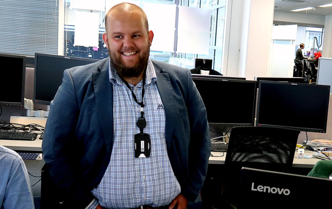 Gard L. Michalsen på plass på desken i E24. Gard L. Michalsen på plass på desken i E24.