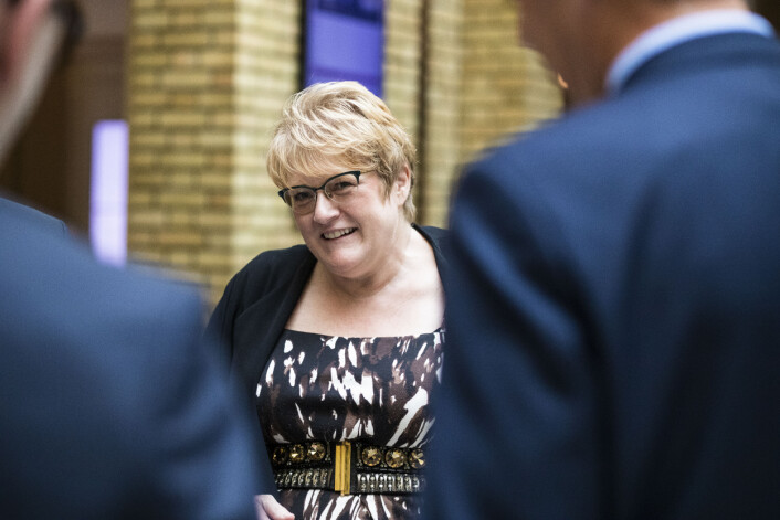 Kulturminister Trine Skei Grande snakket med kringkastingssjef Thor-Gjermund Eriksen og juridisk direktør i NRK, Olav Nyhus, etter møtet. Foto: Kristine Lindebø Kulturminister Trine Skei Grande snakket med kringkastingssjef Thor-Gjermund Eriksen og juridisk direktør i NRK, Olav Nyhus, etter møtet. Foto: Kristine Lindebø