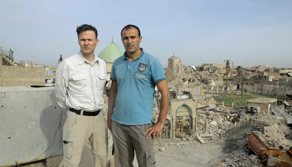 Aftenpostens korrespondent Tor Arne Andreassen på jobb i Mosul sammen med Afshin Ismaeli. Foto: Ala Hushyar Tayyeb / Aftenposten