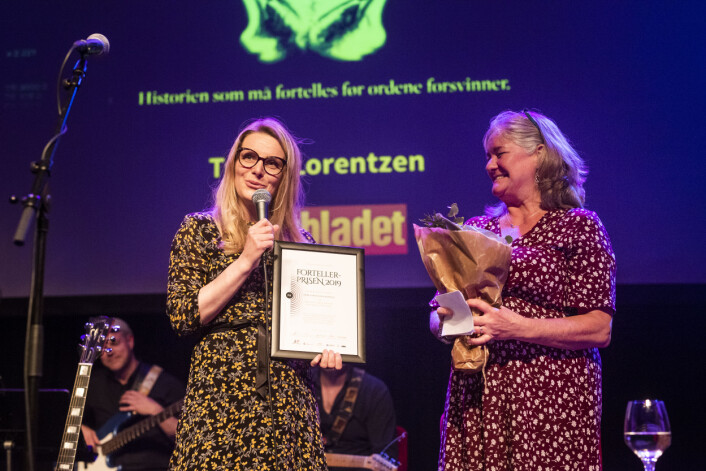 – Jeg har aldri blitt mer glad for et diplom i hele mitt liv, sa Trude Lorentzen da hun mottok hederlig omtale for sin reportasjeserie om demens. Lane DeGregory delte ut prisen. Foto: Kristine Lindebø – Jeg har aldri blitt mer glad for et diplom i hele mitt liv, sa Trude Lorentzen da hun mottok hederlig omtale for sin reportasjeserie om demens. Lane DeGregory delte ut prisen. Foto: Kristine Lindebø