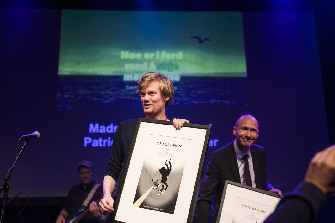 Mads Nyborg Støstad tok imot Fortellerprisen 2019, på vegne av ham selv og Patrick da Silva Sæther, for «Jakten på klimaendringene». I bakgrunnen juryleder og prisutdeler, Politikens nyhetssjef Morten Frich. Foto: Kristine Lindebø Mads Nyborg Støstad tok imot Fortellerprisen 2019, på vegne av ham selv og Patrick da Silva Sæther, for «Jakten på klimaendringene». I bakgrunnen juryleder og prisutdeler, Politikens nyhetssjef Morten Frich. Foto: Kristine Lindebø