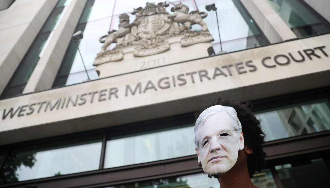 Protestant med maske av Julian Assange under en demonstrasjon gjennomført av Assanges støttespillere utenfor Westminster Magistrates' Court i London fredag. Foto: Reuters / NTB scanpix Protestant med maske av Julian Assange under en demonstrasjon gjennomført av Assanges støttespillere utenfor Westminster Magistrates' Court i London fredag. Foto: Reuters / NTB scanpix
