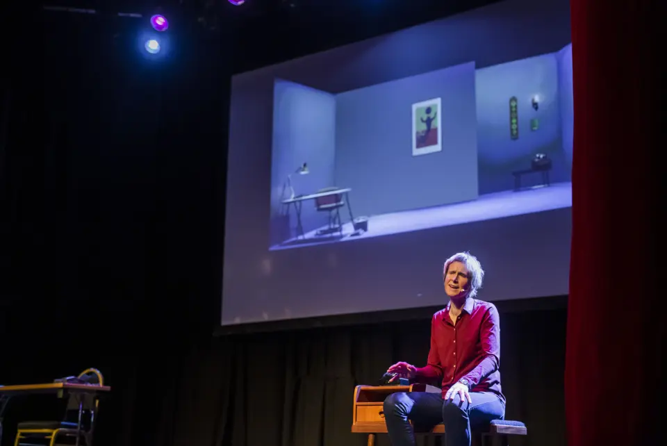 Linda Eide fortalte om «Mottro» og «meirfiksjon» på Fortellingens kraft i Bergen. Foto: Kristine Lindebø Linda Eide fortalte om «Mottro» og «meirfiksjon» på Fortellingens kraft i Bergen. Foto: Kristine Lindebø