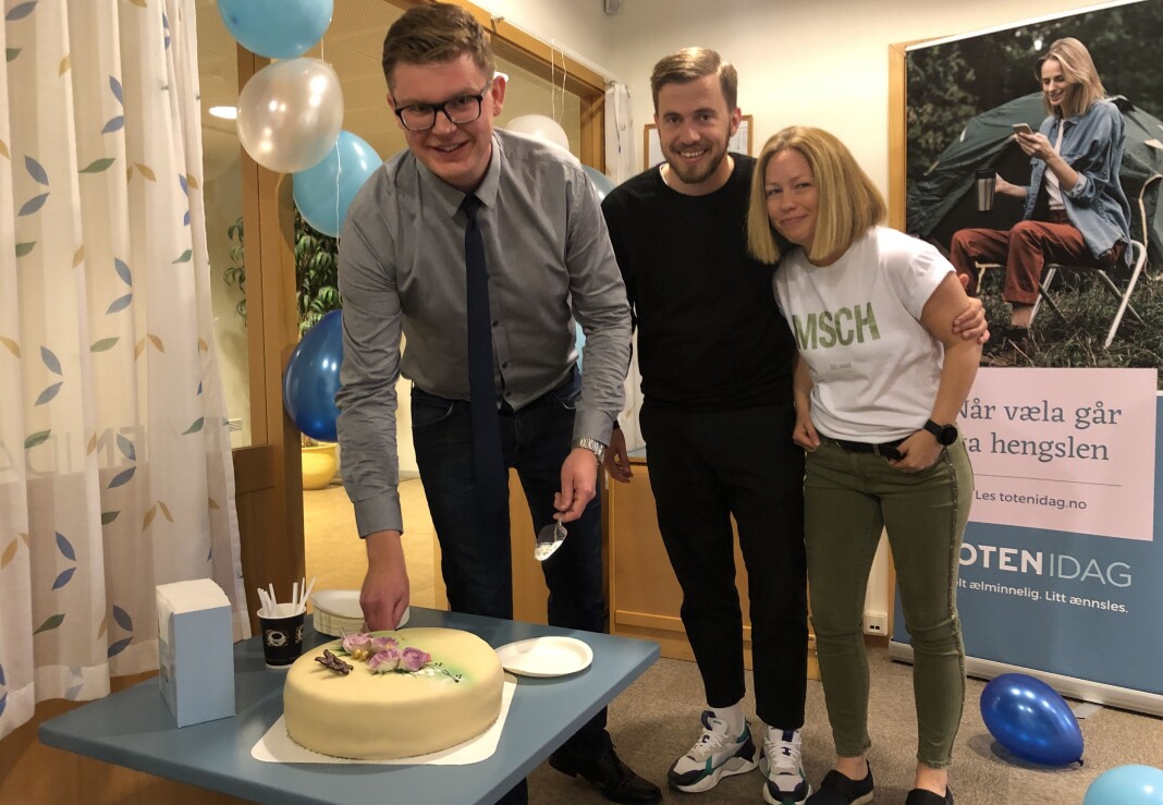 Feiret lanseringen med kake. Fra høyre: Stina Håkensbakken Roland, Henning Raae Fosslien og Espen A. Solhaug.
Foto: Thomas Edvardsen / Toten Idag Feiret lanseringen med kake. Fra høyre: Stina Håkensbakken Roland, Henning Raae Fosslien og Espen A. Solhaug.
Foto: Thomas Edvardsen / Toten Idag