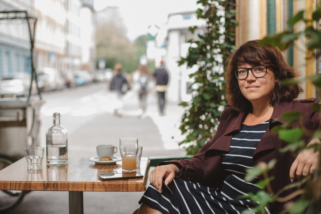 Kaia Eriksen er frilansjournalist på tiende året. Hun mener flere frilansere bør bli stoltere av jobben de gjør. Foto: Marte Vike Arnesen Kaia Eriksen er frilansjournalist på tiende året. Hun mener flere frilansere bør bli stoltere av jobben de gjør. Foto: Marte Vike Arnesen