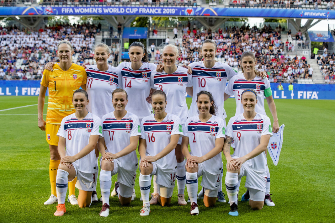 Regjeringspartiene sikret flertall for forslaget om at fotball-VM og fotball-EM for kvinner skal sendes på åpne kanaler. De norske fotballjentene møter Australia i åttedelsfinalen lørdag. Foto: Stian Lysberg Solum / NTB scanpix Regjeringspartiene sikret flertall for forslaget om at fotball-VM og fotball-EM for kvinner skal sendes på åpne kanaler. De norske fotballjentene møter Australia i åttedelsfinalen lørdag. Foto: Stian Lysberg Solum / NTB scanpix