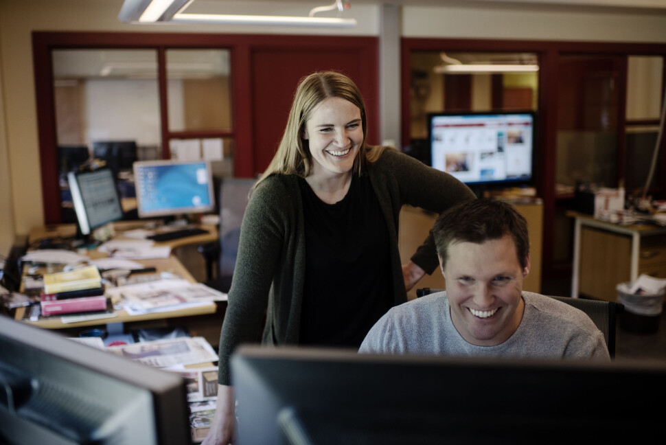 Lillian Holden er ansatt som ny ansvarlig redaktør i Hallingdølen. Her sammen med mediegrafiker Jarle Stanes på desken i avisen. Foto: Elias Dahlen / Hallingdølen Lillian Holden er ansatt som ny ansvarlig redaktør i Hallingdølen. Her sammen med mediegrafiker Jarle Stanes på desken i avisen. Foto: Elias Dahlen / Hallingdølen