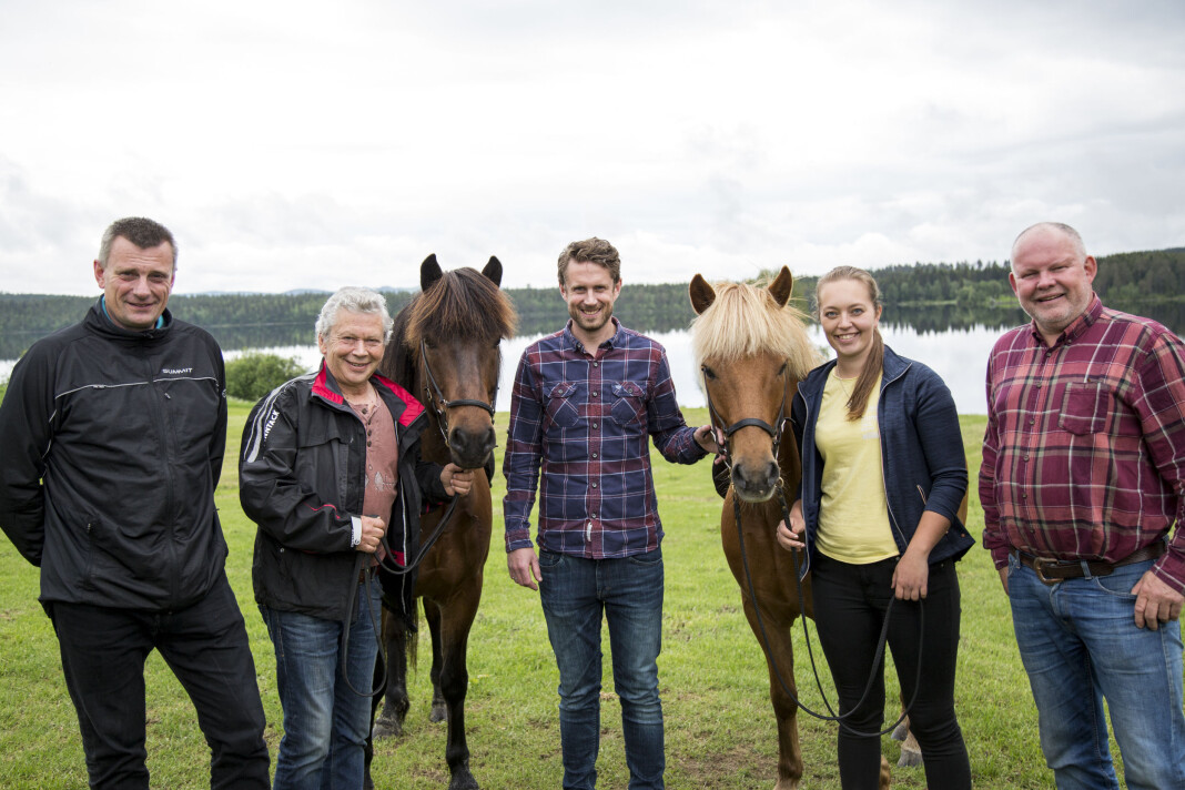 Fra venstre redaktør i Trav og Galopp-Nytt, Truls G. Pedersen, styreleder Kristian Skullerud, ansvarlig utgiver Holm Amund Holmsen, journalist i Hest.no Astrid Marie Årdal og redaktør Knut Houge i Hest.no. Foto: Astrid Marie Årdal / Hest.no Fra venstre redaktør i Trav og Galopp-Nytt, Truls G. Pedersen, styreleder Kristian Skullerud, ansvarlig utgiver Holm Amund Holmsen, journalist i Hest.no Astrid Marie Årdal og redaktør Knut Houge i Hest.no. Foto: Astrid Marie Årdal / Hest.no