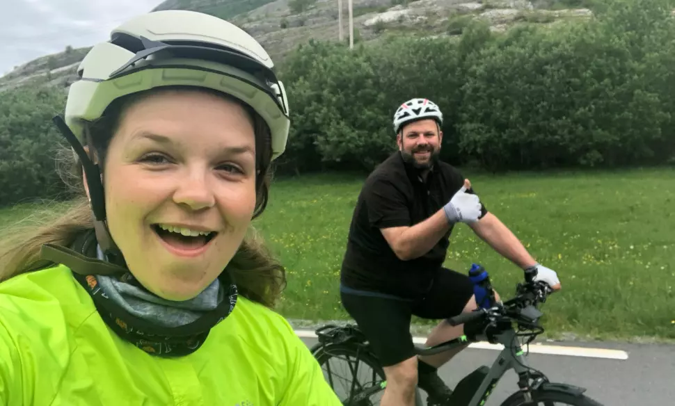 Elisabeth Bergskaug tar selfie sammen med Roger Grosvold. De sykler Norge rundt på el-sykkel. Foto: Privat