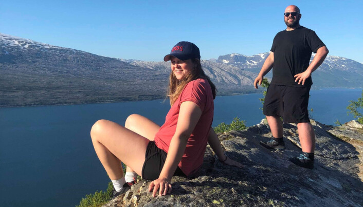 Elisabeth Bergskaug og Roger Grosvold er her på toppen av Sjonfjellet i Nordland, godt over halvveis på el-sykkelturen fra Lindesnes til Nordkapp. Foto: Privat Elisabeth Bergskaug og Roger Grosvold er her på toppen av Sjonfjellet i Nordland, godt over halvveis på el-sykkelturen fra Lindesnes til Nordkapp. Foto: Privat