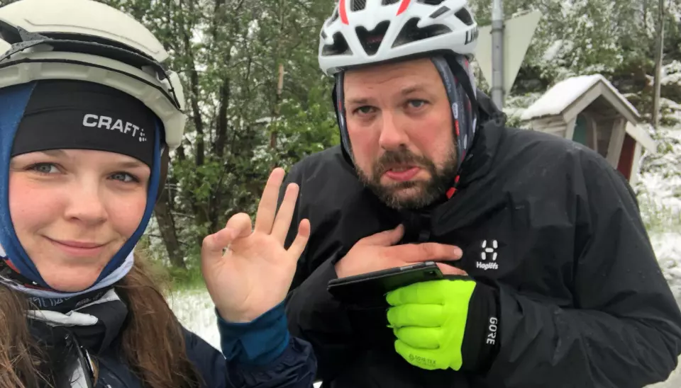 Kjølig til tider: Selv om det har snødd, så har de to syklistene klart å halvveis nyte kuldeøyeblikket. Foto: Privat