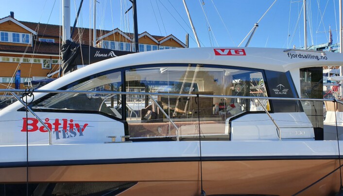 Båten er av modellen Sealine C330, her merket med både VG og Båtliv. Foto: Privat Båten er av modellen Sealine C330, her merket med både VG og Båtliv. Foto: Privat