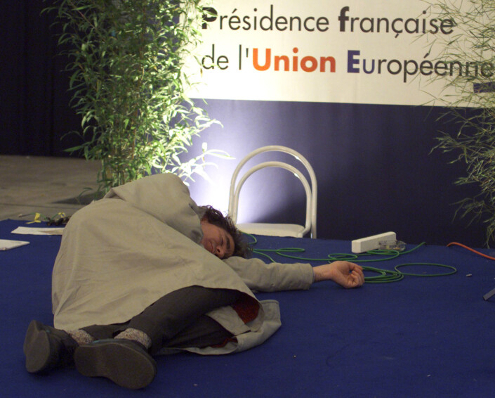 En trøtt journalist sover på gulvet i pressesenteret under et maratonmøte i EU i Nice, 11. desember 2000. Foto: Eric Gaillard, Reuters En trøtt journalist sover på gulvet i pressesenteret under et maratonmøte i EU i Nice, 11. desember 2000. Foto: Eric Gaillard, Reuters