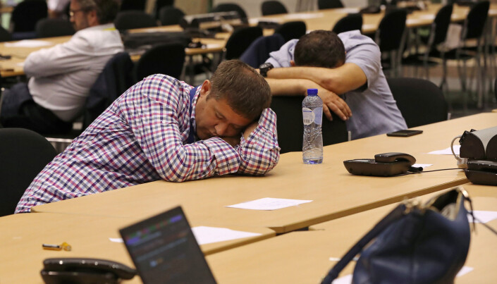 Klokken er snart 02.00 natt til 1. juli, men jobben er ennå ikke over for disse journalistene. Foto: Yves Hermn, Reuters Klokken er snart 02.00 natt til 1. juli, men jobben er ennå ikke over for disse journalistene. Foto: Yves Hermn, Reuters