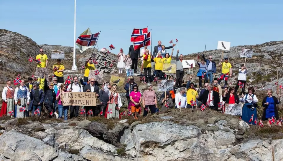 Aksjonsgruppa «Nei til vindkraft på Frøya» slik de ønsker å framstå: Med fredelig markering på nasjonaldagen. Foto: Jan-Egil Eilertsen