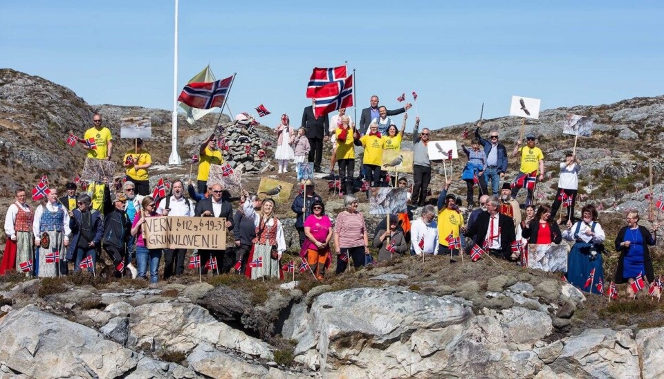 Aksjonsgruppa «Nei til vindkraft på Frøya» slik de ønsker å framstå: Med fredelig markering på nasjonaldagen. Foto: Jan-Egil Eilertsen Aksjonsgruppa «Nei til vindkraft på Frøya» slik de ønsker å framstå: Med fredelig markering på nasjonaldagen. Foto: Jan-Egil Eilertsen