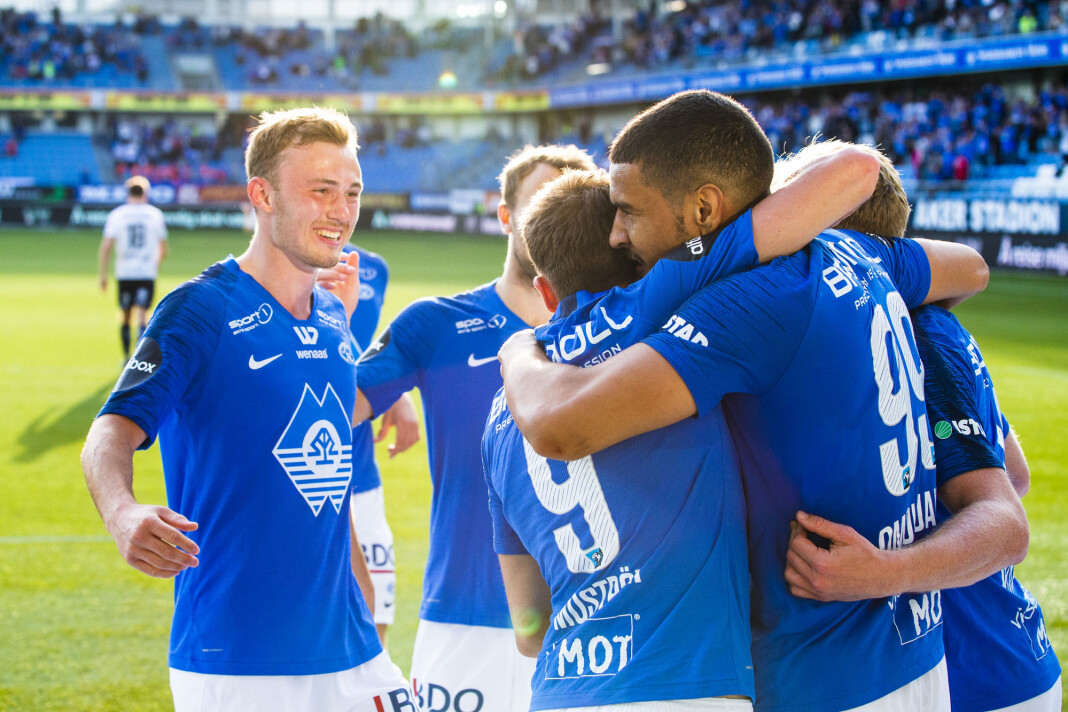 Romsdals Budstikke skal vise Moldes første kvalifiseringsrunde i Europa League. Her omfavnes Moldes Ohi Omoijuanfo i en eliteseriekamp mellom Molde og Viking. Foto: Svein Ove Ekornesvåg / NTB scanpix Romsdals Budstikke skal vise Moldes første kvalifiseringsrunde i Europa League. Her omfavnes Moldes Ohi Omoijuanfo i en eliteseriekamp mellom Molde og Viking. Foto: Svein Ove Ekornesvåg / NTB scanpix