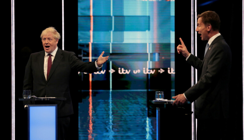 Boris Johnson (t.v.) og Jeremy Hunt møttes til TV-debatt tirsdag. Foto: Reuters / NTB scanpix