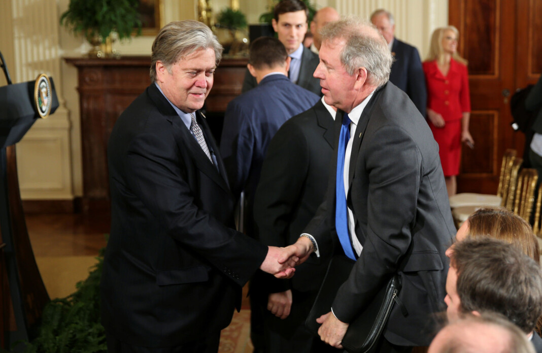 Kim Darroch (til venstre) gikk denne uken av som Storbritannias ambassadør til USA. Her hilser han på tidligere Trump-rådgiver Steve Bannnon. Foto: Carlos Barria / Reuters / NTB scanpix Kim Darroch (til venstre) gikk denne uken av som Storbritannias ambassadør til USA. Her hilser han på tidligere Trump-rådgiver Steve Bannnon. Foto: Carlos Barria / Reuters / NTB scanpix