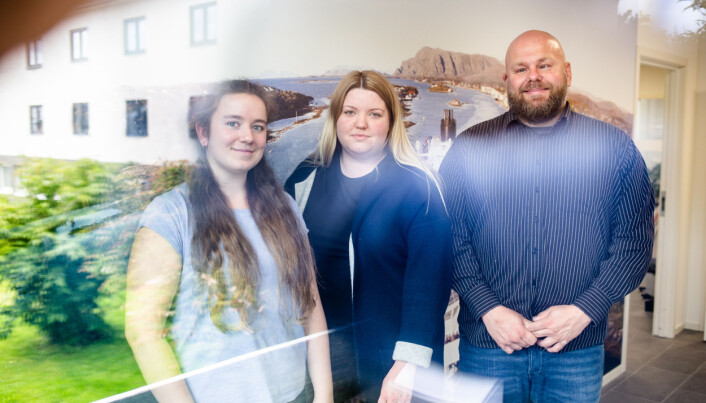 Marthe Karlsen Nordhuus, Ingeborg Sivertstøl og Frank Bjortjønnli er årets sommervikarer i Brønnøysund Avis. Foto: Eskil Wie Furunes Marthe Karlsen Nordhuus, Ingeborg Sivertstøl og Frank Bjortjønnli er årets sommervikarer i Brønnøysund Avis. Foto: Eskil Wie Furunes