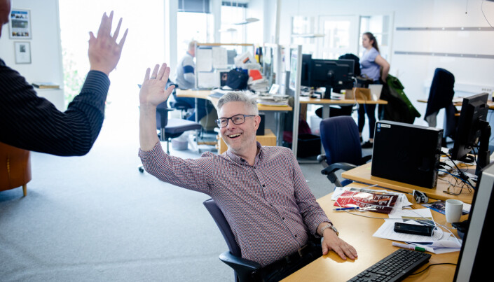 Frank Bjortjønnli gir en high five til redaktør Matti Riesto. Foto: Eskil Wie Furunes Frank Bjortjønnli gir en high five til redaktør Matti Riesto. Foto: Eskil Wie Furunes