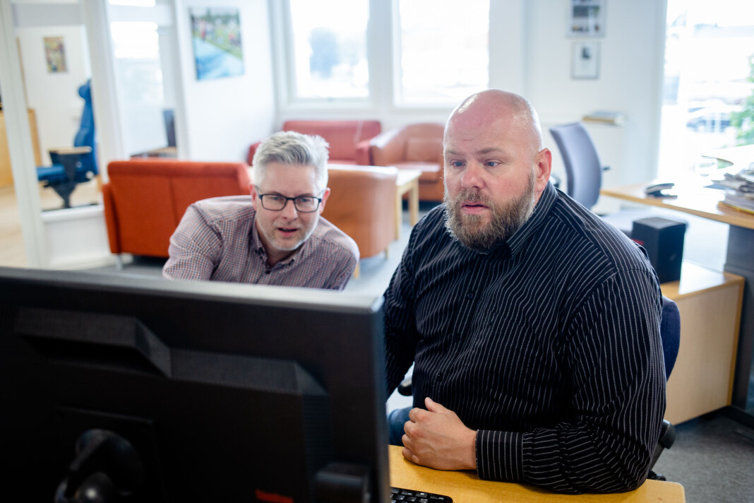Frank Bjortjønnli på kontoret i Brønnøysund Avis, her sammen med redaktør Matti Riesto. Foto: Eskil Wie Furunes Frank Bjortjønnli på kontoret i Brønnøysund Avis, her sammen med redaktør Matti Riesto. Foto: Eskil Wie Furunes