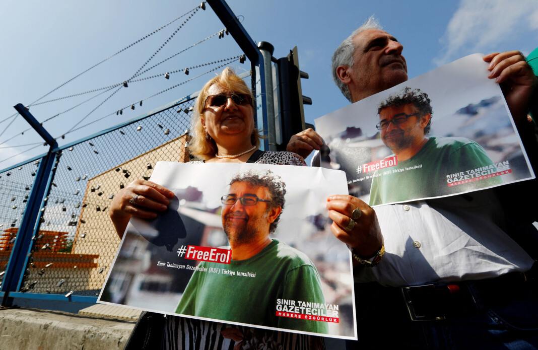 Demonstrasjon for løslatelse av Erol Onderoglu i 2016. Foto: Murad Sezer / Reuters / NTB scanpix Demonstrasjon for løslatelse av Erol Onderoglu i 2016. Foto: Murad Sezer / Reuters / NTB scanpix