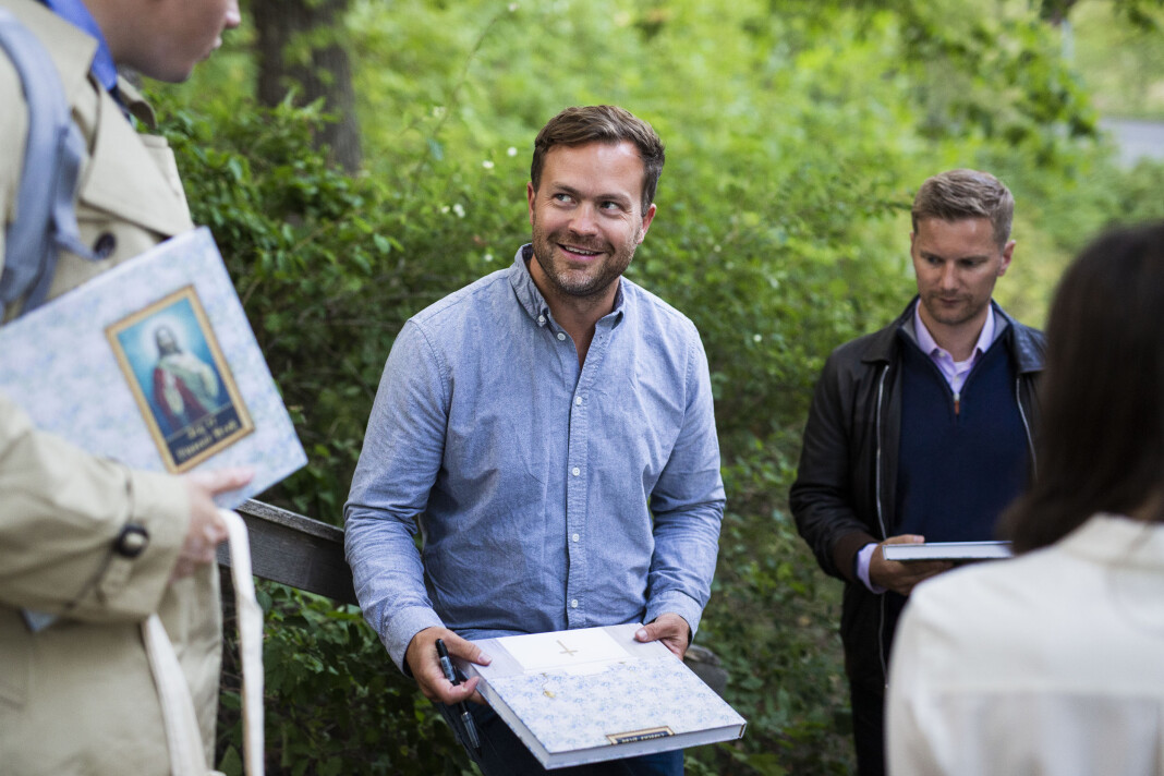 Erlend Berge har fotografert massevis av bedehus. – nå tar han bilder av talerstoler. Her signerer han boka «Sjå, eg kjem snart!» på Betlehem Bedehus, i august 2018. Foto: Kristine Lindebø Erlend Berge har fotografert massevis av bedehus. – nå tar han bilder av talerstoler. Her signerer han boka «Sjå, eg kjem snart!» på Betlehem Bedehus, i august 2018. Foto: Kristine Lindebø