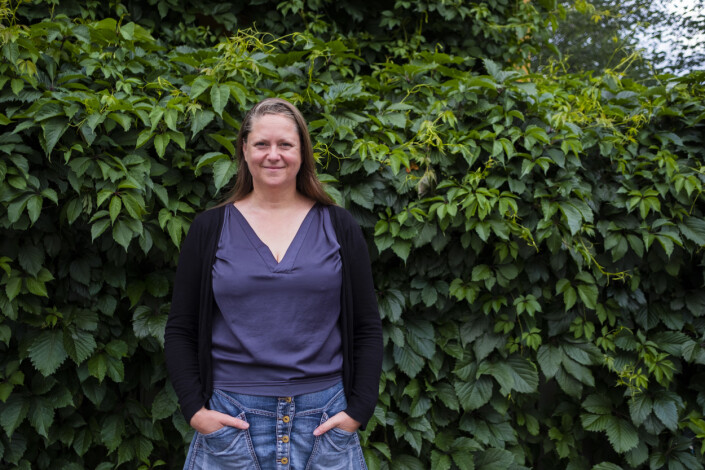 Ingun Mæhlum fotograferer eternitthus, før de forsvinner. Foto: Kristine Lindebø Ingun Mæhlum fotograferer eternitthus, før de forsvinner. Foto: Kristine Lindebø