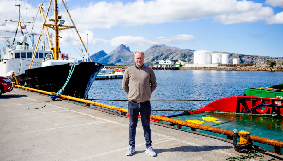 Marius Guttormsen, redaktør i nettavisen iSandnessjøen, står nede på kaikanten i byen. Her leder han én av nysatsingene til Amedia. Foto: Eskil Wie Furunes
