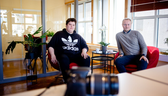 Trond Odin Johansen er sommervikar for Jill-Mari Erichsen. Her sammen med redaktør Marius Guttormsen inne i det gamle banksjefkontoret. Foto: Eskil Wie Furunes Trond Odin Johansen er sommervikar for Jill-Mari Erichsen. Her sammen med redaktør Marius Guttormsen inne i det gamle banksjefkontoret. Foto: Eskil Wie Furunes