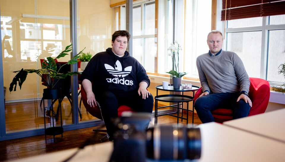 Trond Odin Johansen er sommervikar for Jill-Mari Erichsen. Her sammen med redaktør Marius Guttormsen inne i det gamle banksjefkontoret. Foto: Eskil Wie Furunes