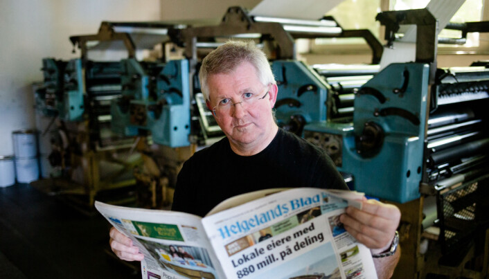 Helgelands Blad har trykkeriet i samme bygg som redaksjonslokalene. Her står redaktør Morten Hofstad i trykkerilokalene tidligere i sommer. Foto: Eskil Wie Furunes Helgelands Blad har trykkeriet i samme bygg som redaksjonslokalene. Her står redaktør Morten Hofstad i trykkerilokalene tidligere i sommer. Foto: Eskil Wie Furunes