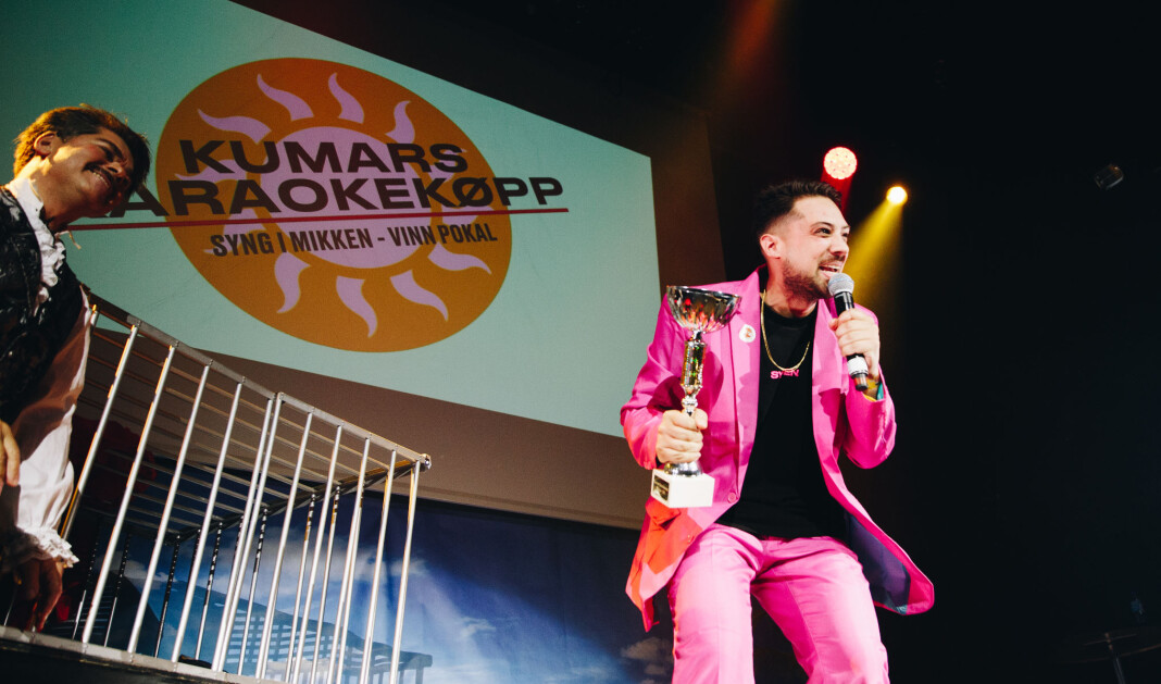 Kristoffer Kumar på scenen under Kumars Karaokekøpp, en populær fest blant mange i mediebransjen. Foto: Bjørk Ellingsbø Kristoffer Kumar på scenen under Kumars Karaokekøpp, en populær fest blant mange i mediebransjen. Foto: Bjørk Ellingsbø