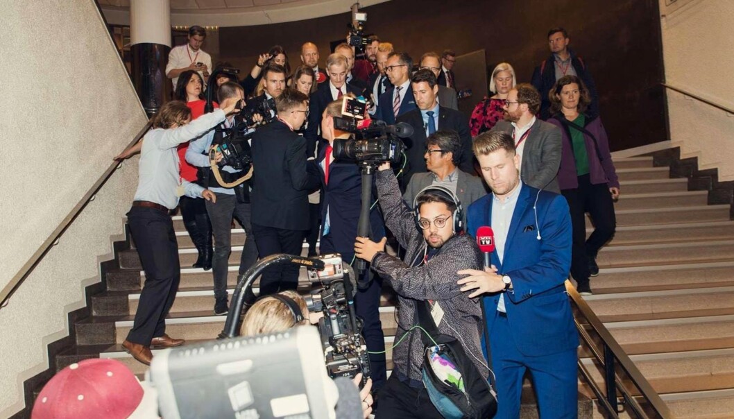 Kristoffer Kumar, med kamera og hodetelefoner, følger Jonas Gahr Støre ned en bratt trapp sammen med reporter Mads A. Andersen. Foto: Kyrre Lien Kristoffer Kumar, med kamera og hodetelefoner, følger Jonas Gahr Støre ned en bratt trapp sammen med reporter Mads A. Andersen. Foto: Kyrre Lien