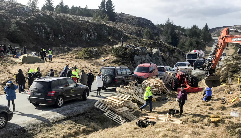 Demonstranter protesterte tidligere i år mot den omstridte vindkraftutbyggingen på Frøya. Foto: Ronny Teigås / NTB scanpix