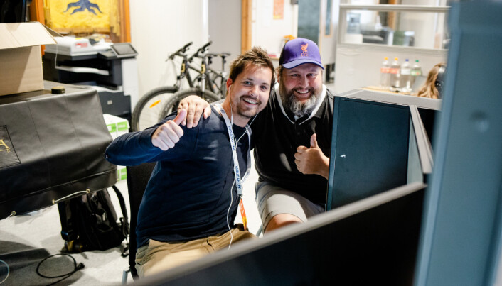 André Askeland og Alf Vidar Snæland viser en tommel opp til fotografen på pressesenteret på Norway Cup. De måtte flytte hit etter kablene for internett ble kuttet til sendekontrollen. Foto: Eskil Wie Furunes André Askeland og Alf Vidar Snæland viser en tommel opp til fotografen på pressesenteret på Norway Cup. De måtte flytte hit etter kablene for internett ble kuttet til sendekontrollen. Foto: Eskil Wie Furunes