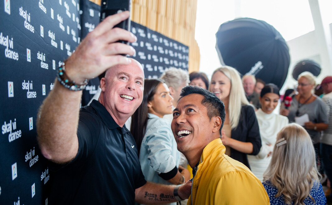 Tidligere ishockeyspiller Jan Tore Kjær og NRK-programleder Christian Strand tar en selfie sammen under presentasjonen av årets Skal vi danse-deltakere. Foto: Eskil Wie Furunes Tidligere ishockeyspiller Jan Tore Kjær og NRK-programleder Christian Strand tar en selfie sammen under presentasjonen av årets Skal vi danse-deltakere. Foto: Eskil Wie Furunes