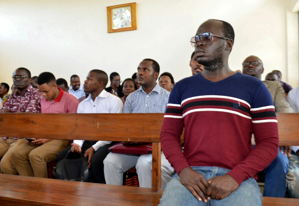 I forrige uke ble gravejournalisten Erick Kabendera pågrepet, anklaget for organisert kriminalitet, hvitvasking og skatteunndragelse. Her fra rettssalen i Dar es Salaam. Foto: Reuters / NTB scanpix