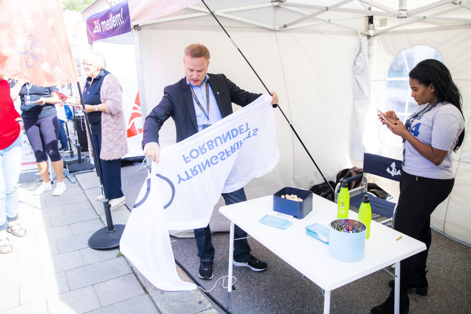 Resett-sjef Helge Lurås og Shurika Hansen, som er styreleder i Ytringsfrihetsforbundet, på sin stand under Arendalsuka tirsdag. Foto: Håkon Mosvold Larsen / NTB scanpix Resett-sjef Helge Lurås og Shurika Hansen, som er styreleder i Ytringsfrihetsforbundet, på sin stand under Arendalsuka tirsdag. Foto: Håkon Mosvold Larsen / NTB scanpix