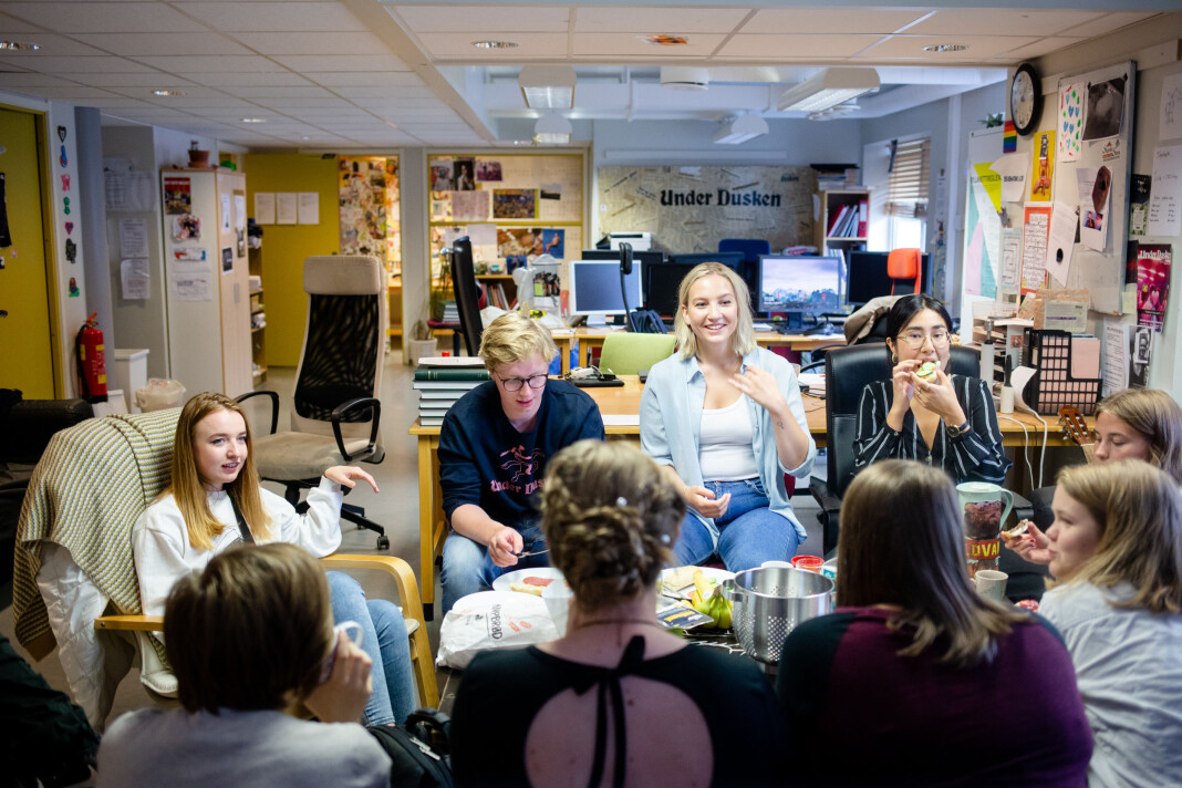 Kl 11.22: Redaktørene i Under Dusken spiser frokost sammen før de starter en maratonhelg med ferdiggjøring av semesterets første papirutgave. Foto: Eskil Wie Furunes Kl 11.22: Redaktørene i Under Dusken spiser frokost sammen før de starter en maratonhelg med ferdiggjøring av semesterets første papirutgave. Foto: Eskil Wie Furunes