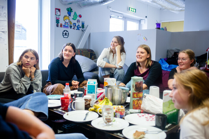 Kl 12.24: Før arbeidsdagen går redaksjonen gjennom en økt med mat, prat og quiz. De fleste duskerne som møter denne dagen er kvinner. Her følger Vilde Aurora Halle Tvedten (fra venstre), Ingvild Lyngnes, Marthe Bjerva, Tanja-Iren Harsvik Haugen og Sigrid Solheim med på det redaktøren sier. Kl 12.24: Før arbeidsdagen går redaksjonen gjennom en økt med mat, prat og quiz. De fleste duskerne som møter denne dagen er kvinner. Her følger Vilde Aurora Halle Tvedten (fra venstre), Ingvild Lyngnes, Marthe Bjerva, Tanja-Iren Harsvik Haugen og Sigrid Solheim med på det redaktøren sier.