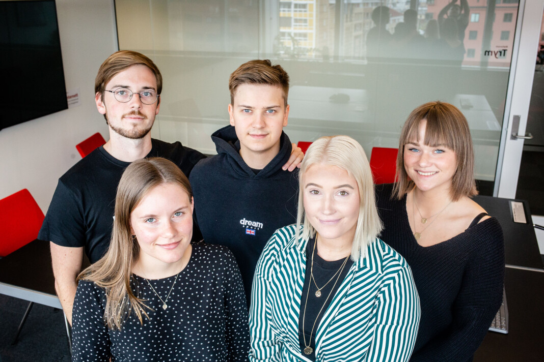 Nytt styre i NJ Student. Fra venstre: Leder Henrik Hokaasen Røyne (Volda), varamedlem Marthe Stoksvik (Trondheim), styremedlem Thomas Fausko (Oslo), sekretær May-Helen Simonsen (Bodø) og styremedlem Guro Gulstuen Nordhagen (Oslo). Nyvalgt nestleder Mari Hansen Ingelson (Bergen) var ikke tilstede. Foto: Eskil Wie Furunes Nytt styre i NJ Student. Fra venstre: Leder Henrik Hokaasen Røyne (Volda), varamedlem Marthe Stoksvik (Trondheim), styremedlem Thomas Fausko (Oslo), sekretær May-Helen Simonsen (Bodø) og styremedlem Guro Gulstuen Nordhagen (Oslo). Nyvalgt nestleder Mari Hansen Ingelson (Bergen) var ikke tilstede. Foto: Eskil Wie Furunes