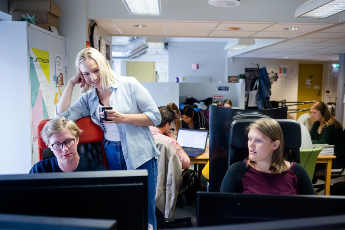 Kl 12.54: Under Dusken-redaktør Jenny Westrum-Rein (bak) følger med på Aslak Liaaen som bidrar til å tegne ut avisen. Kl 12.54: Under Dusken-redaktør Jenny Westrum-Rein (bak) følger med på Aslak Liaaen som bidrar til å tegne ut avisen.