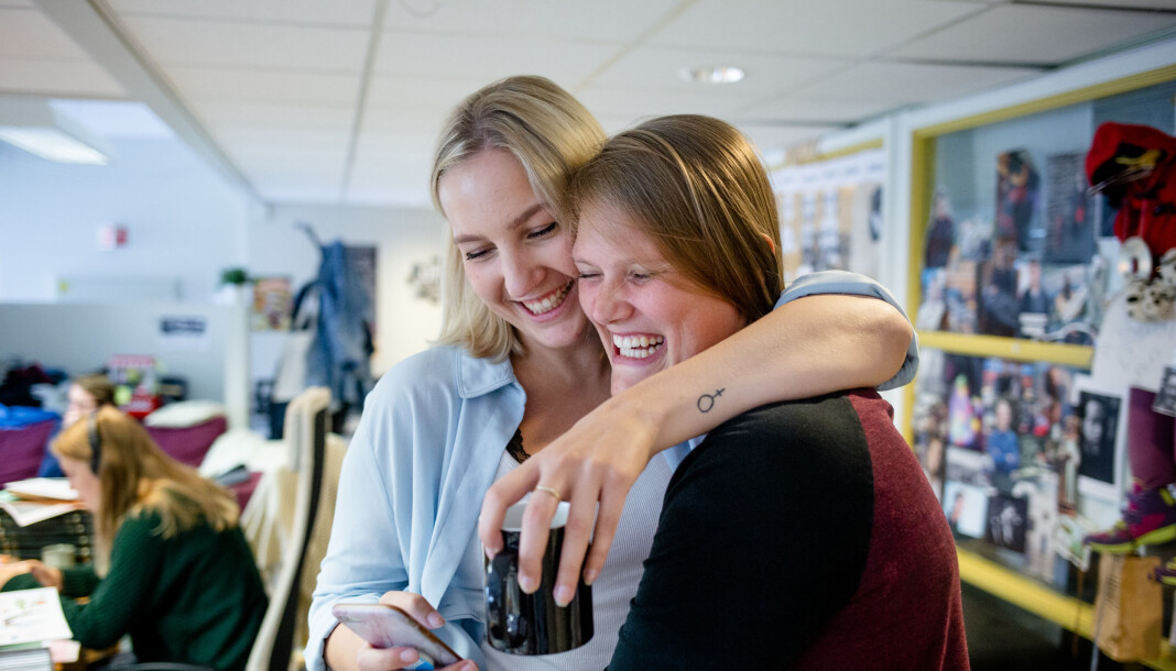 Kl 12.58: Jenny Westrum-Rein og Tanja-Iren Harsvik Haugen holder rundt hverandre og begynner å le når fotoapparatet kommer nærmere. Kl 12.58: Jenny Westrum-Rein og Tanja-Iren Harsvik Haugen holder rundt hverandre og begynner å le når fotoapparatet kommer nærmere.