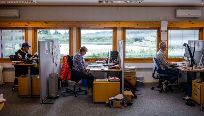 Sommervikar Tor Martin Kvernhaugen, medierådgiver Hilde Johansen og klubbleder Sigbjørn Høidalen sitter på hver sin pult i det som tidligere var papirdesken. Sommervikar Tor Martin Kvernhaugen, medierådgiver Hilde Johansen og klubbleder Sigbjørn Høidalen sitter på hver sin pult i det som tidligere var papirdesken.