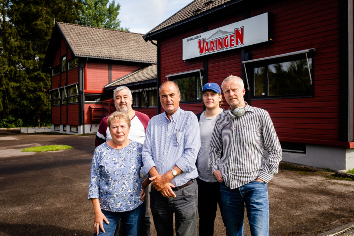 Idet Journalisten stikker innom er følgende tilstede: Nyhetsleder Truls-Jarle Hansen, medierådgiver Hilde Johansen, sjefredaktør Jan Fossen, sommervikar Tor Martin Kvernhaugen og klubbleder Sigbjørn Høidalen. Idet Journalisten stikker innom er følgende tilstede: Nyhetsleder Truls-Jarle Hansen, medierådgiver Hilde Johansen, sjefredaktør Jan Fossen, sommervikar Tor Martin Kvernhaugen og klubbleder Sigbjørn Høidalen.