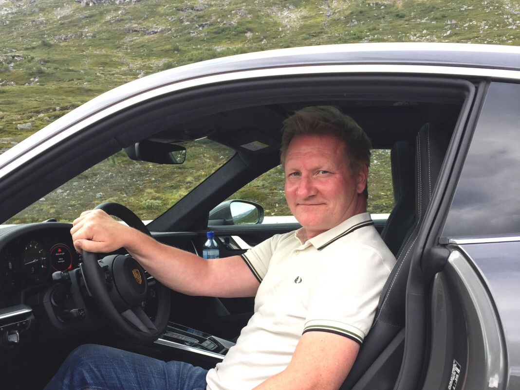 På jobb for NTB. Her tester Morten Abrahamsen en Porsche 911 på Strynfjellet. Foto: Privat På jobb for NTB. Her tester Morten Abrahamsen en Porsche 911 på Strynfjellet. Foto: Privat