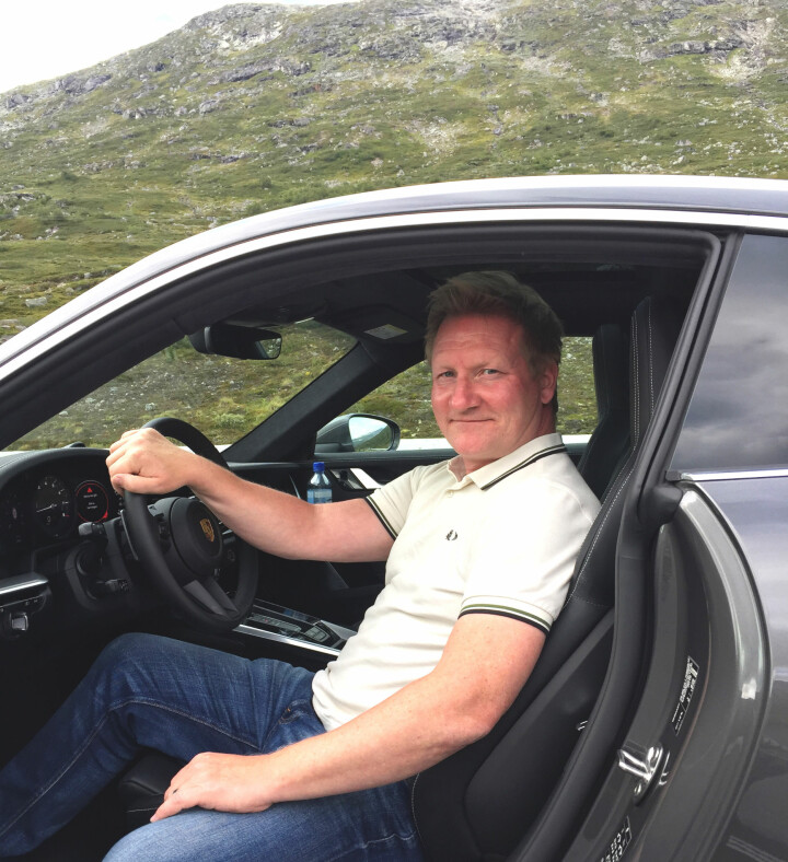 På jobb for NTB. Her tester Morten Abrahamsen en Porsche 911 på Strynfjellet. Foto: Privat